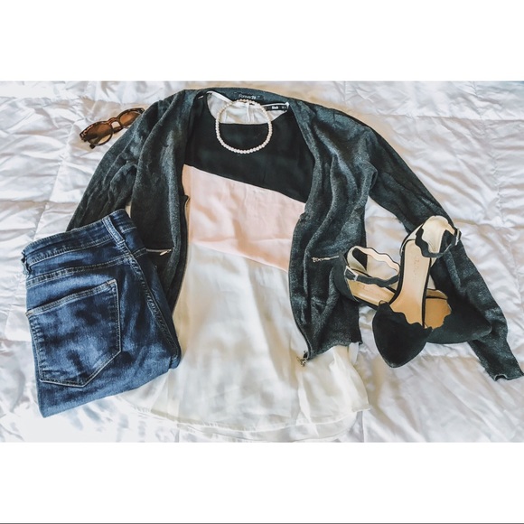 🆕🎀Classy Sew Cap Sleeved Blouse🎀🆕 - Picture 4 of 5