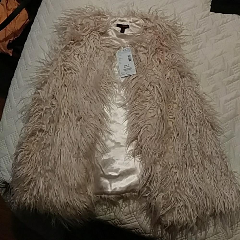 SOLD🔴🔴🔴NWT fur vest