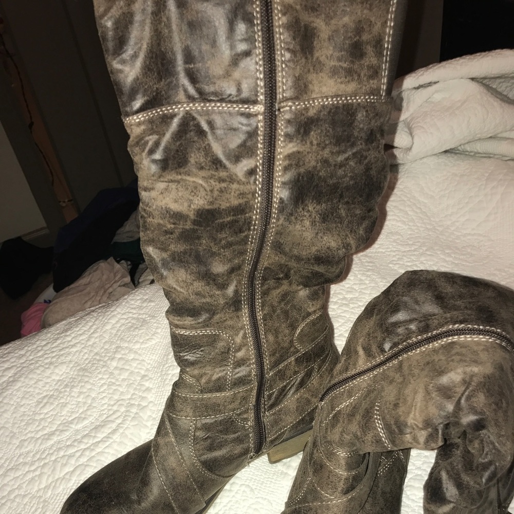 Women's boots size 8.5