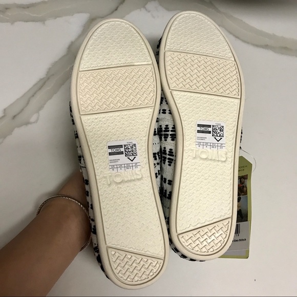 NIB TOMS Classic Stitched Slip-On Shoe - Picture 3 of 4
