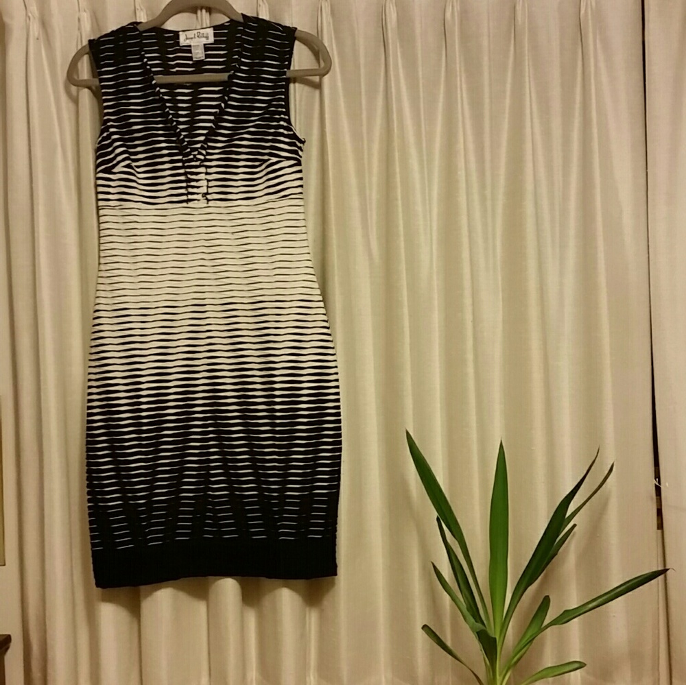 BLACK/WHITE DRESS - Picture 2 of 5