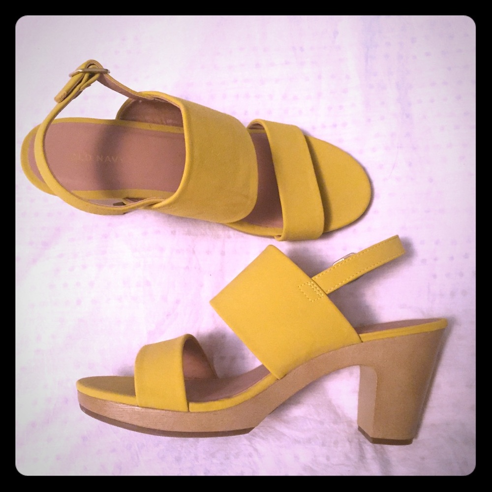 Adorable banana yellow heels!