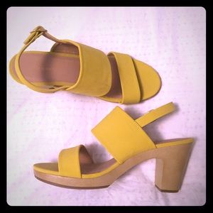 Adorable banana yellow heels!