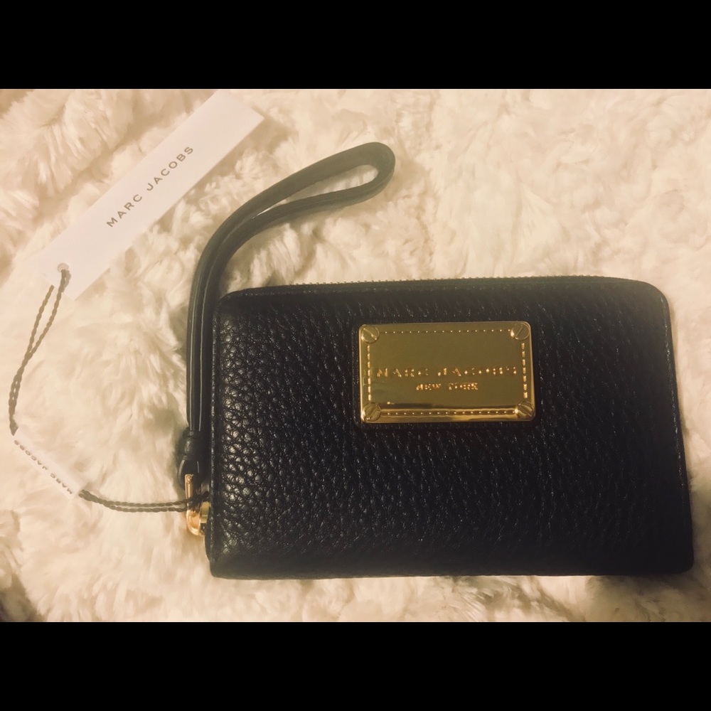 Marc Jacobs Classic Plaque Zip Around Wristlet ⭐️