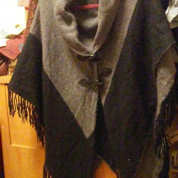 Winter shawl with tribal motif - Picture 2 of 3