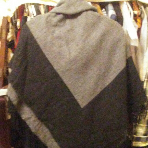 Winter shawl with tribal motif - Picture 3 of 3