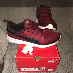Maroon men pumas