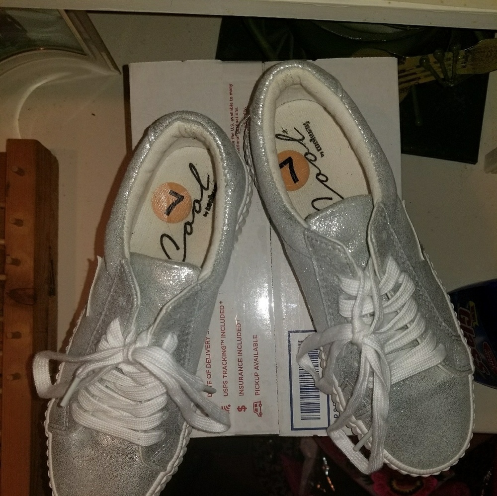 COOL SNEAKERS. size 7. never worn