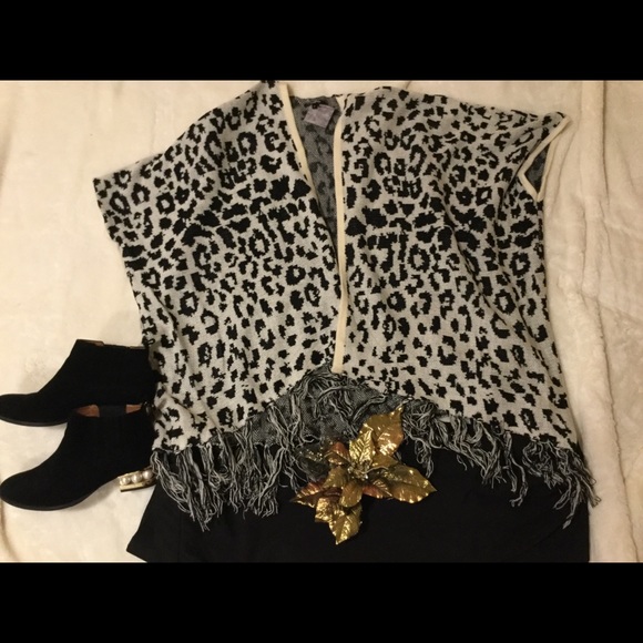🎉Host Pick🎉Cream and Black Leopard Cardigan! - Picture 2 of 4