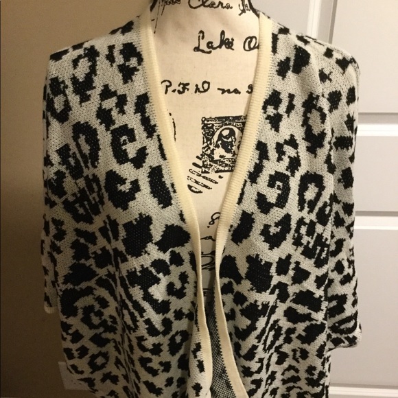 🎉Host Pick🎉Cream and Black Leopard Cardigan! - Picture 3 of 4