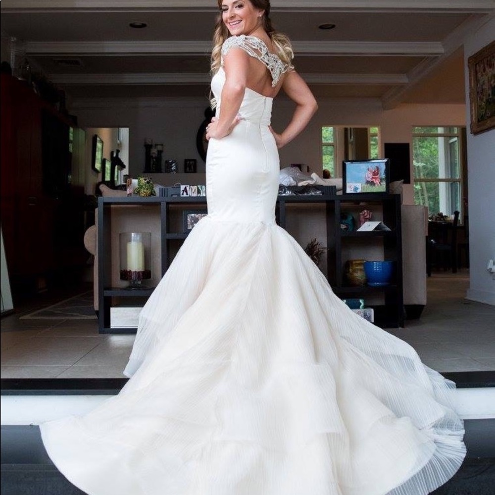 ✨STUNNING✨HAYLEY PAIGE MEILANI GOWN ✨