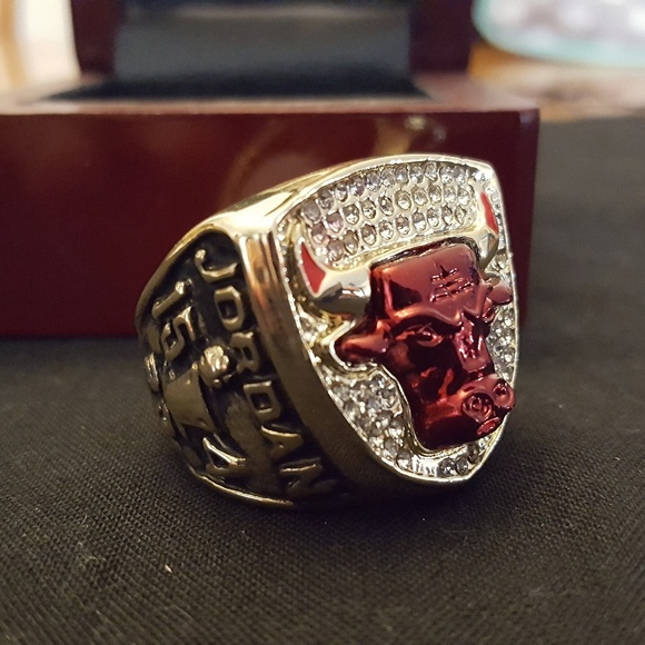 Chicago Bulls 1993 Fan Edition Champ Ring Jordan - Picture 2 of 7