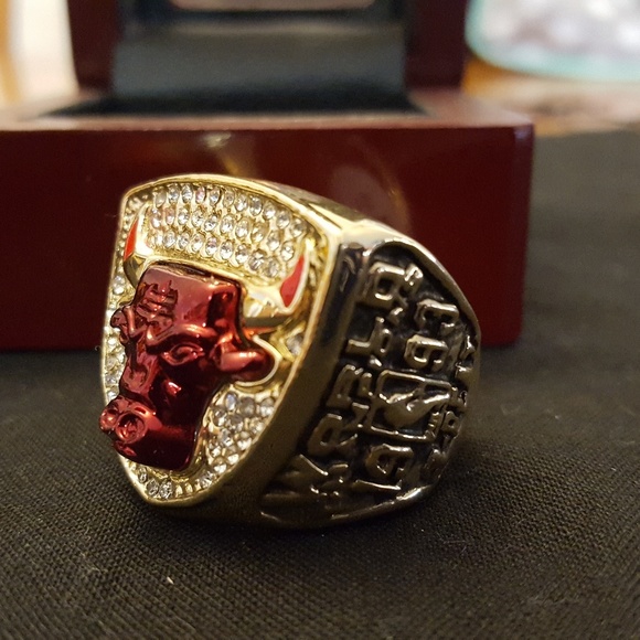 Chicago Bulls 1993 Fan Edition Champ Ring Jordan - Picture 3 of 7