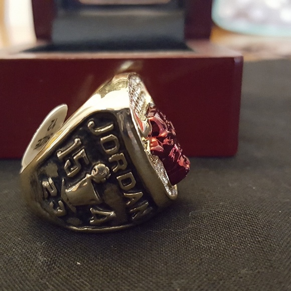 Chicago Bulls 1993 Fan Edition Champ Ring Jordan - Picture 4 of 7