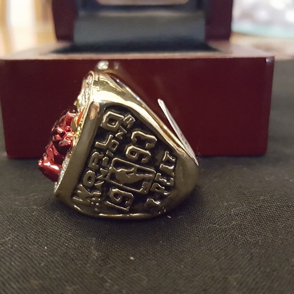 Chicago Bulls 1993 Fan Edition Champ Ring Jordan - Picture 5 of 7
