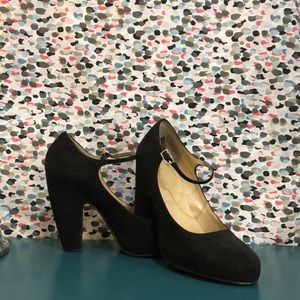 Nine West black close toe heels