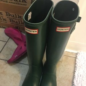 Hunter rain boots olive green size 8 runs big