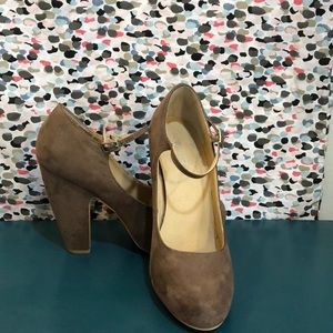 Beige Nine West heels with strap