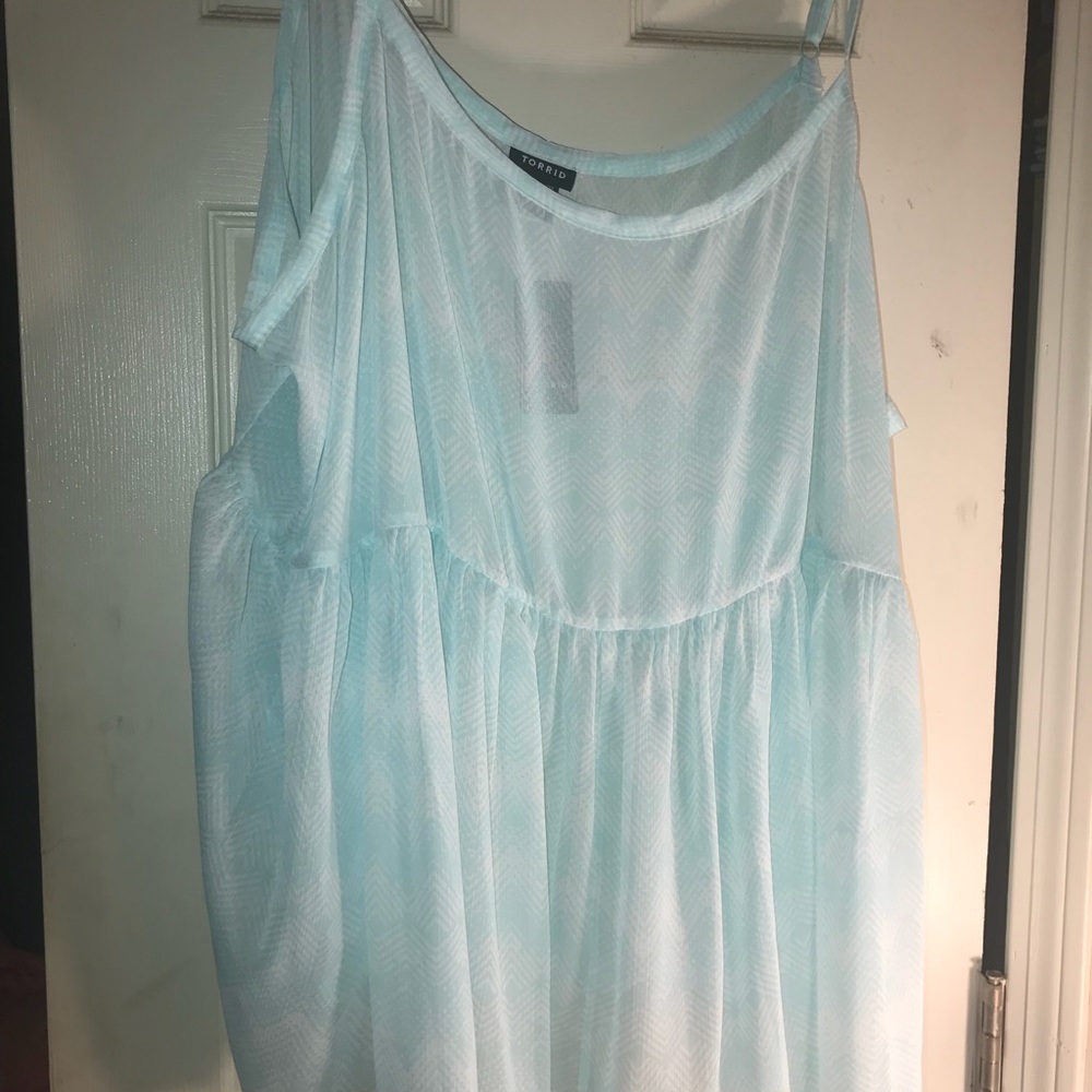 Sheer mint and white, zigzag design tank. BNWT