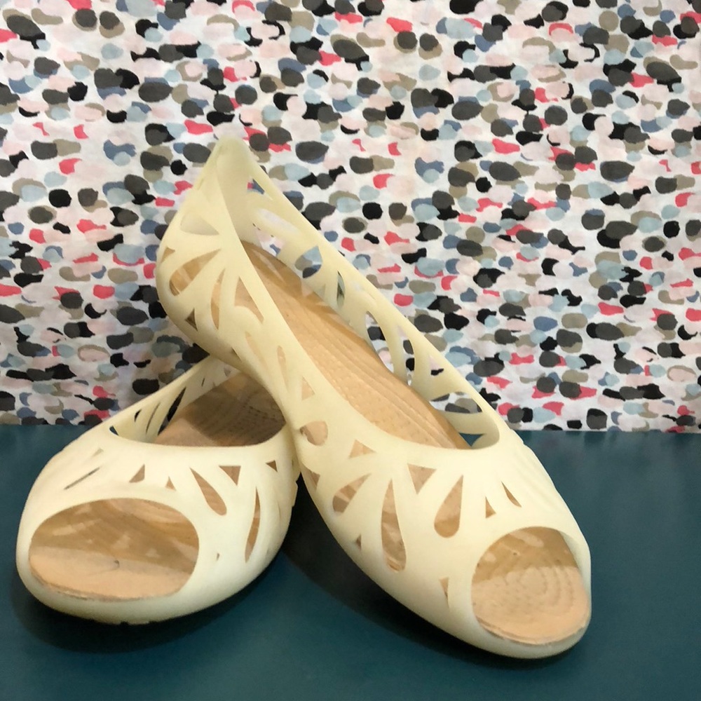 Peep toe croc flat