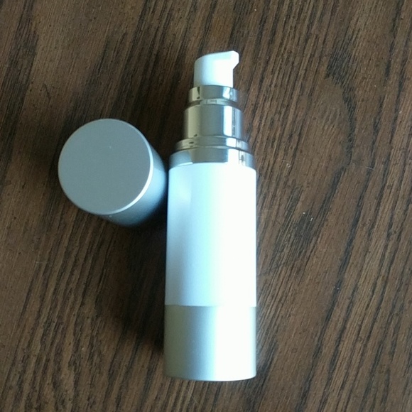 LAST 1! Estee Lauder Double Wear Cool Bone - Picture 2 of 2