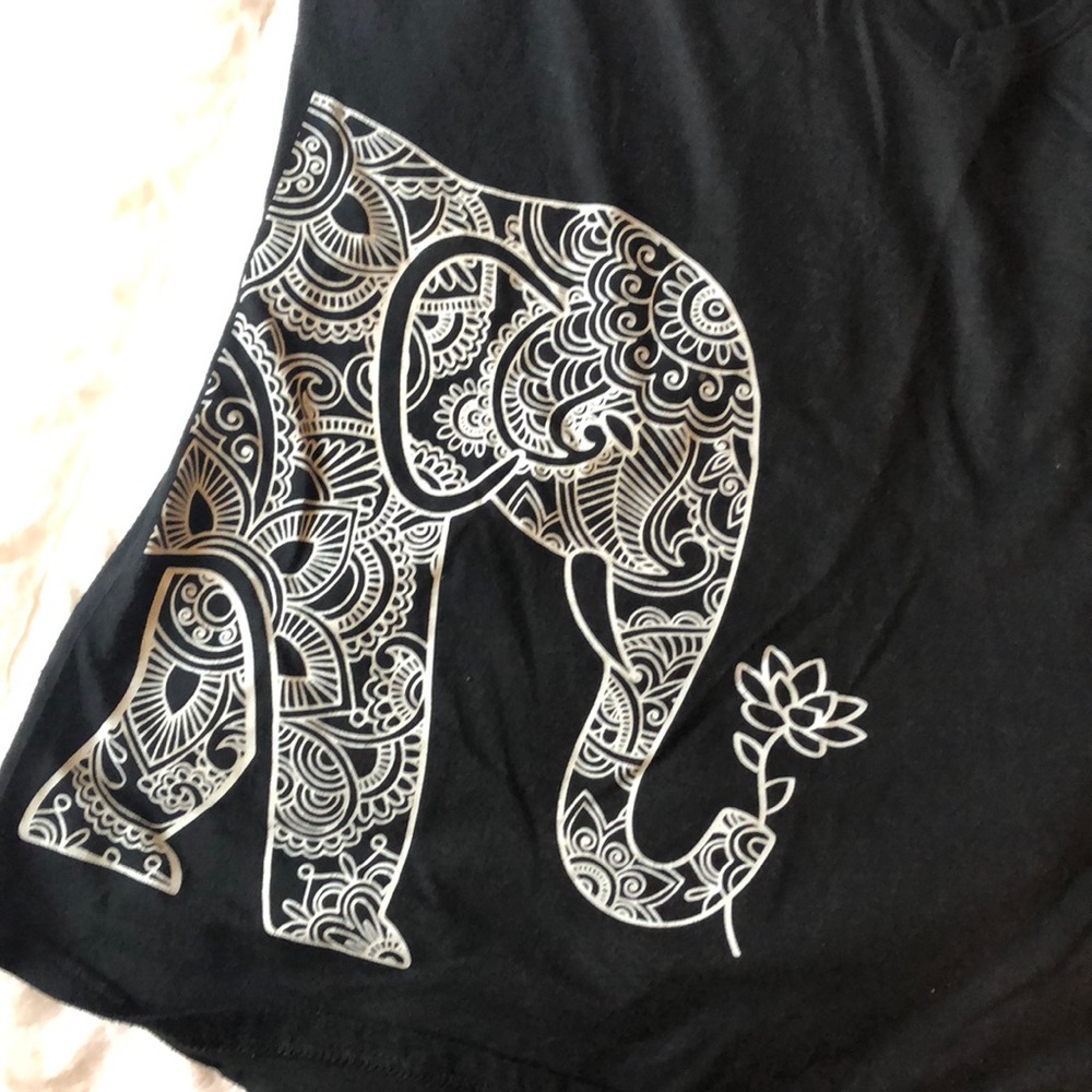 Black t-shirt with elephant detail