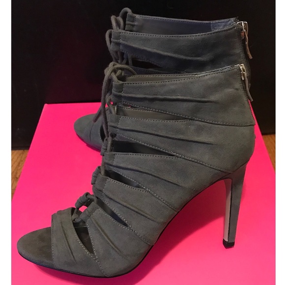 SALE!!! BCBG stiletto heels - Picture 4 of 7