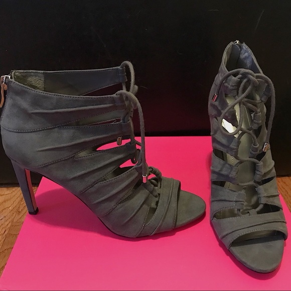 SALE!!! BCBG stiletto heels - Picture 7 of 7