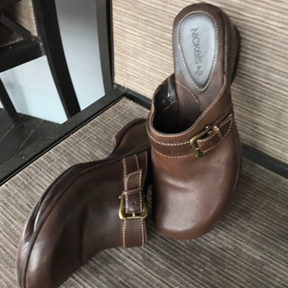 Leather clogs