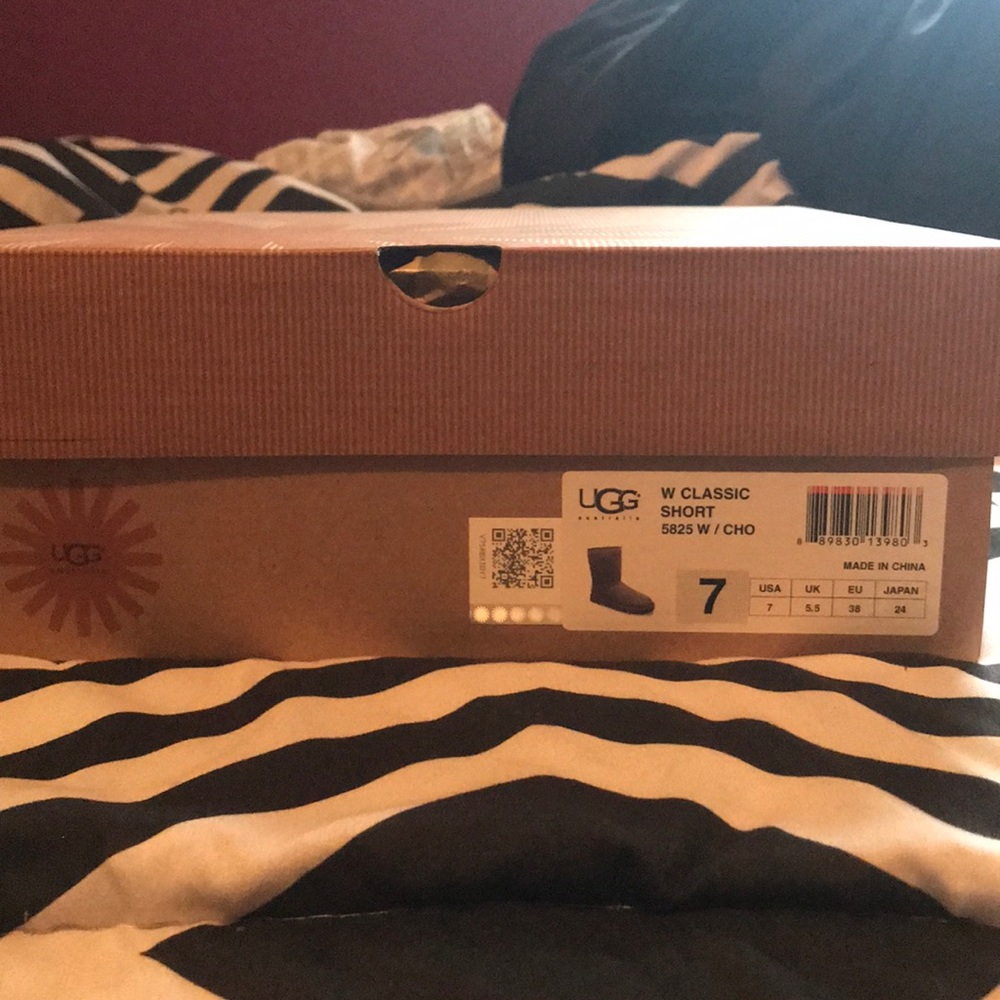 Uggs. Chocolate Brown.