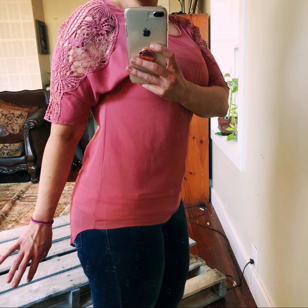 🌸🌸Blouse with Lacey shoulders🌸🌸