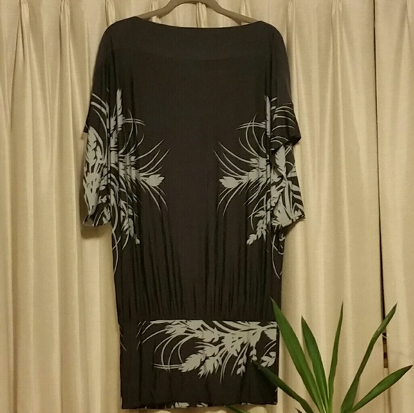 Black tunic with tan tropical flowers - Picture 1 of 4