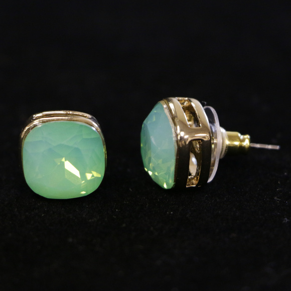 NWT small gold with green crystal earring LTDE24 - Picture 6 of 8