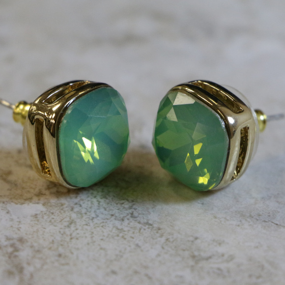 NWT small gold with green crystal earring LTDE24 - Picture 5 of 8