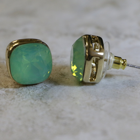 NWT small gold with green crystal earring LTDE24 - Picture 8 of 8