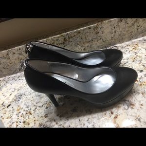 Black pumps by Guess