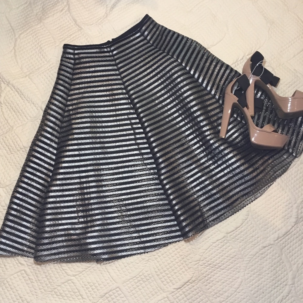 Ark & Co Size Small Full Silver Black Knee Skirt