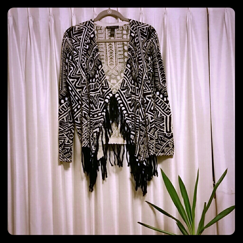 PATTERNED FRINGE TRIMMED BLACK AND WHITE SWEATER