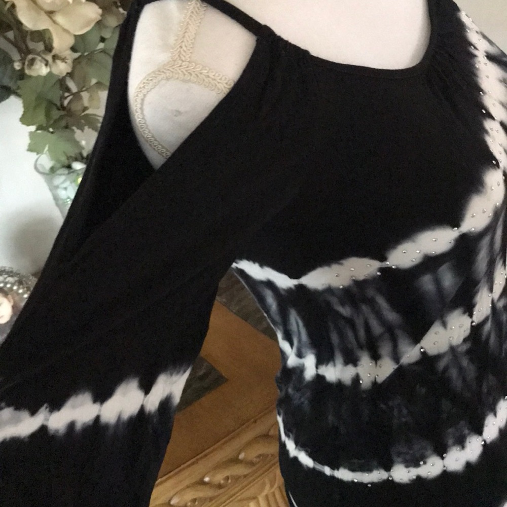NEW INTERNATIONAL CONCEPTS COLD SHOULDER TOP.