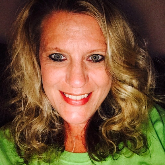 Meet your Posher, Amanda - Picture 2 of 3