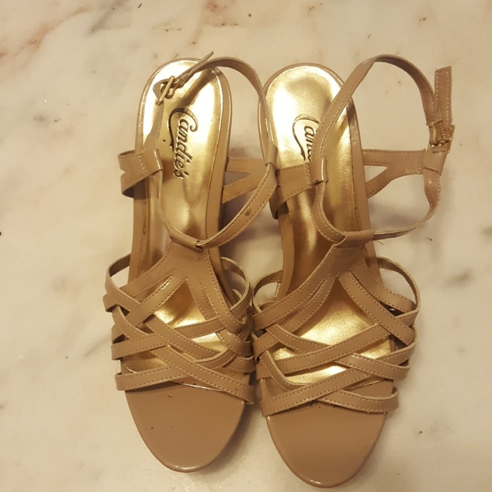 Nice shoe with glitter on platform,