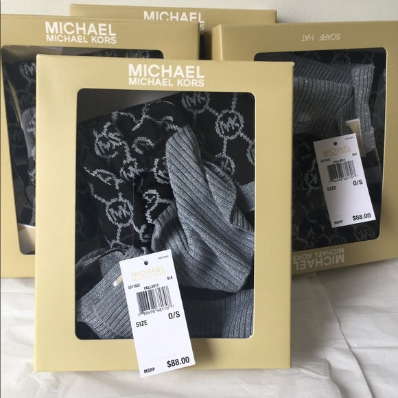 Michael kors scarf and hat - Picture 2 of 6