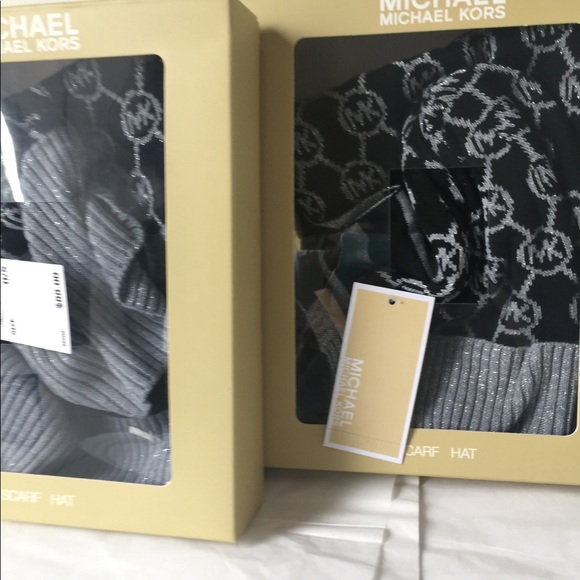 Michael kors scarf and hat - Picture 3 of 6