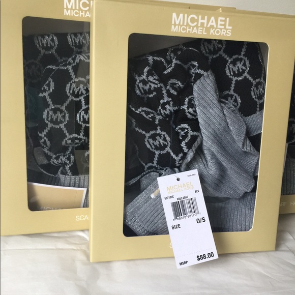 Michael kors scarf and hat - Picture 4 of 6