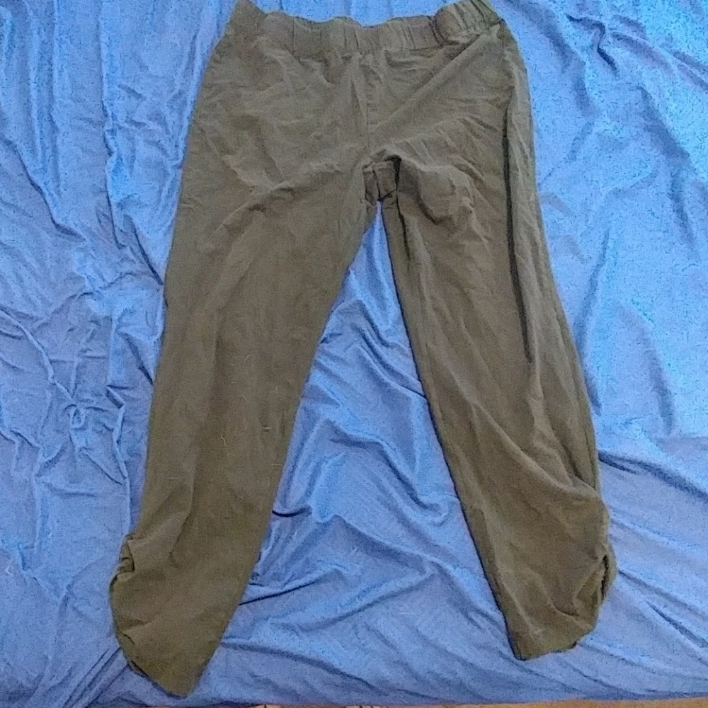 Black leggings with ankle detail