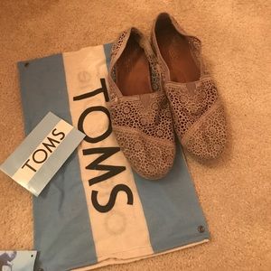Cute grey crochet toms with bag and sticker