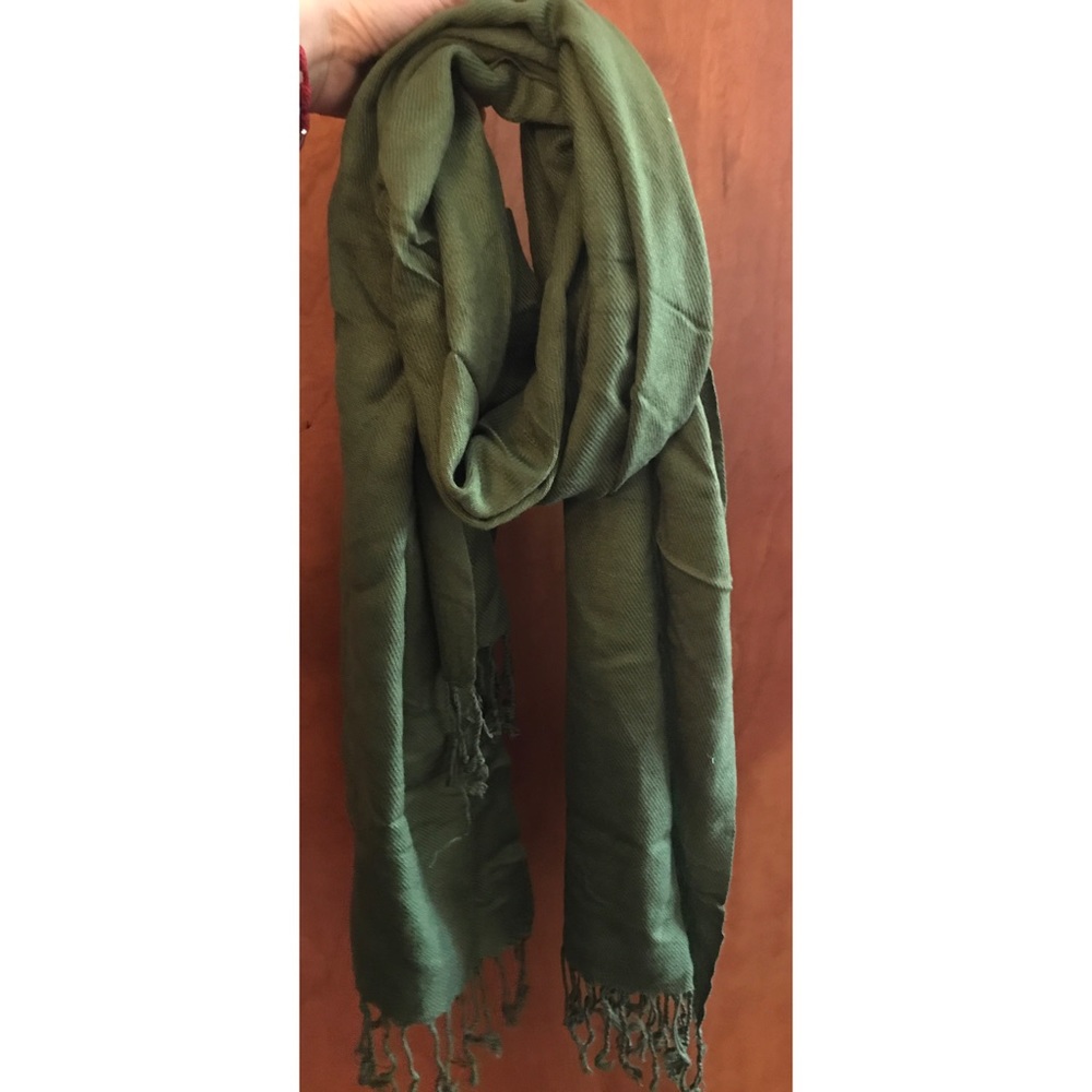 Army green scarf with frayed ends: good condition