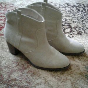 NWOT cream boots "7"