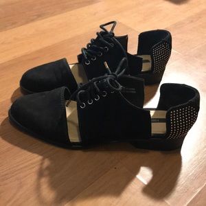 ⚡️ Black and Gold shoes ⚡️