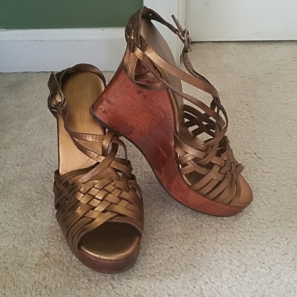 New Bronze / gold Banana Republic wedge - Picture 2 of 3